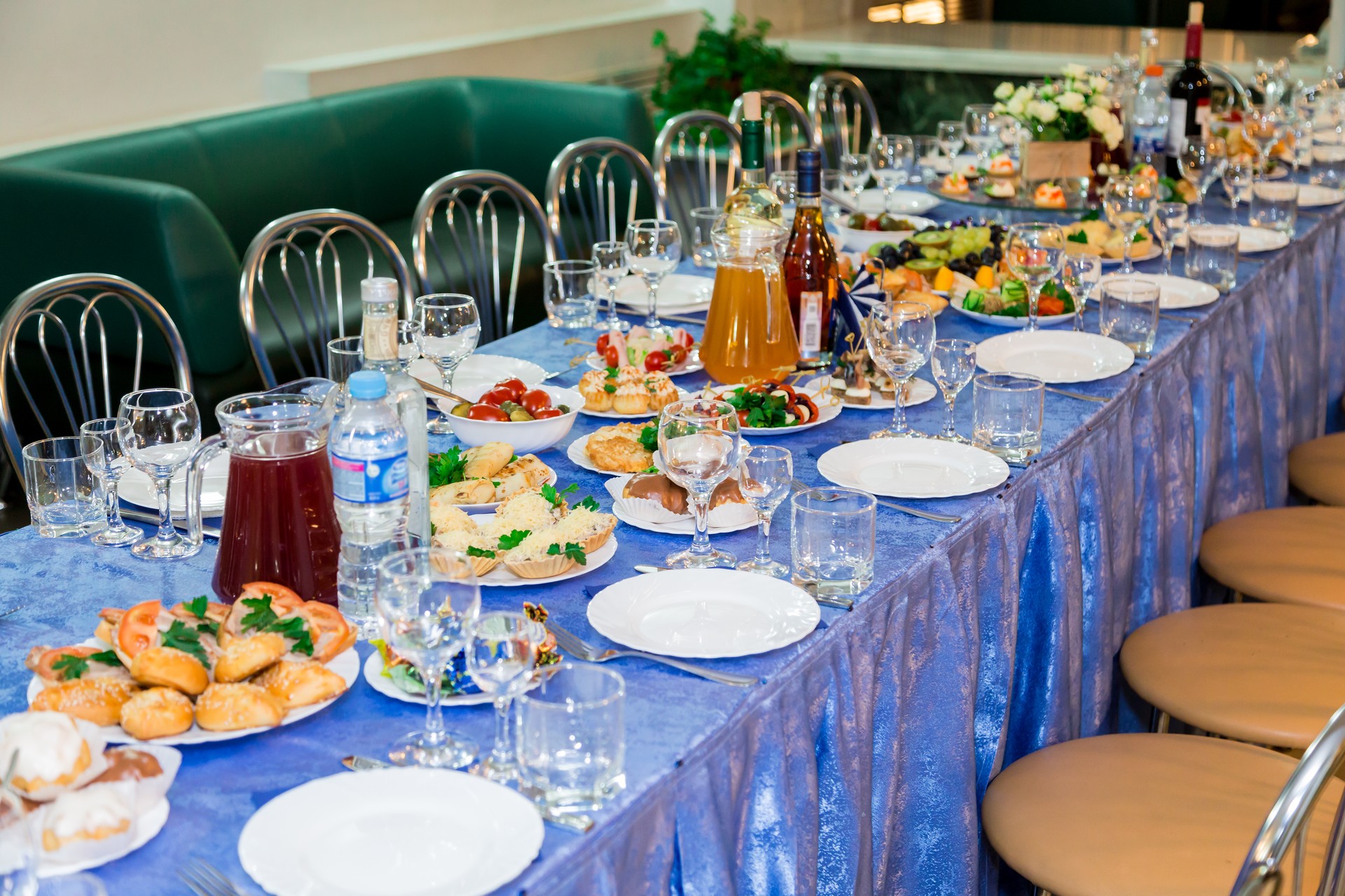 Served tables at the Banquet. Drink, alcohol, delicacies and snacks. Catering. A reception event